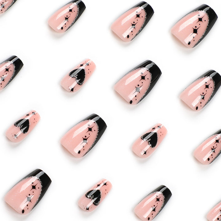 Kunstvolle Nagelverlängerungen mit eleganten Glitzerdetails Karnz