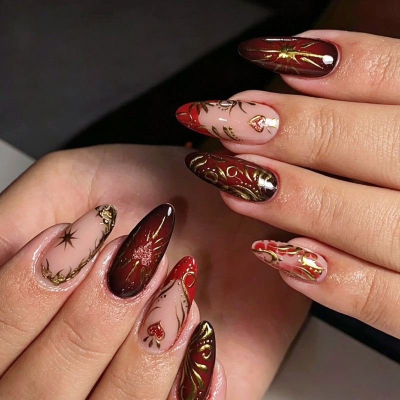 Dekoratives Press-On Nagelkunstset mit komplexem goldenen Blumenmuster Karnz