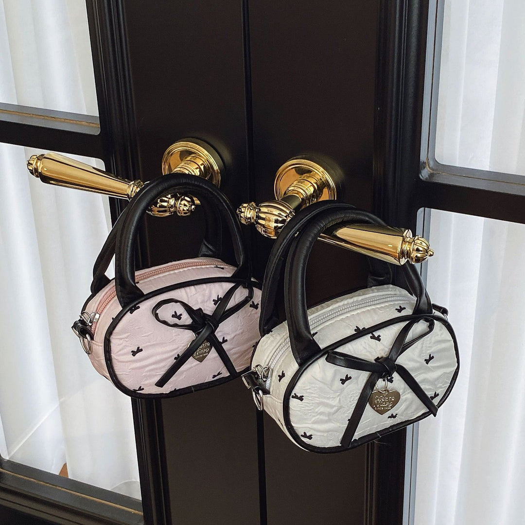 Gepolsterte Mini-Handtasche mit Herzdetail Karnz