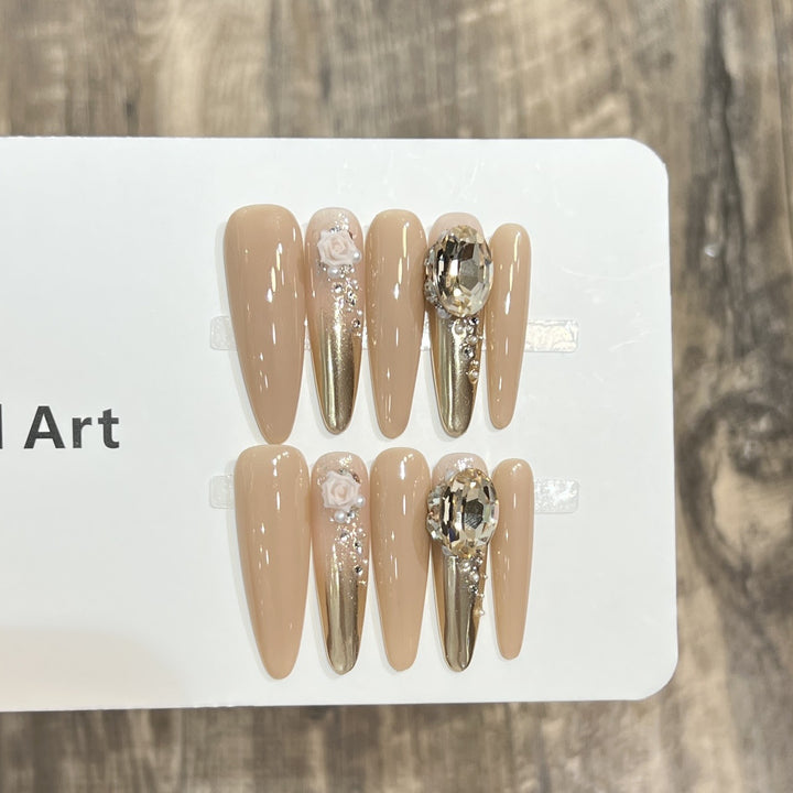 Dekoratives Press-On Nagelkunst-Set mit Edelsteinakzenten
