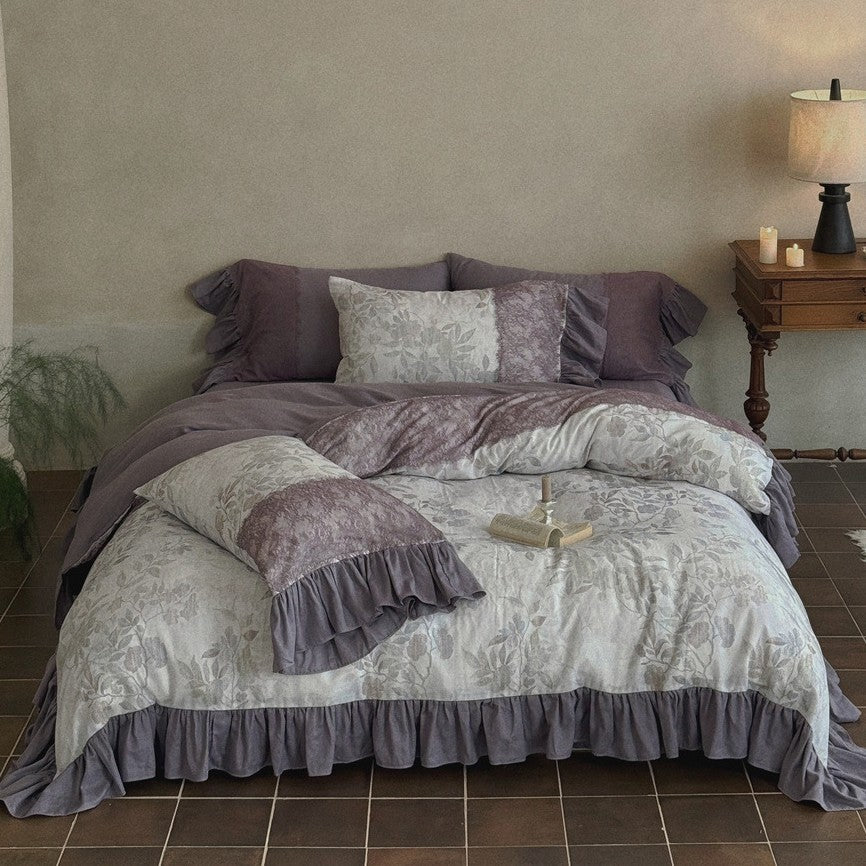 Bettgarnitur mit Jacquard‑Paneelen, Volant‑Bettrock und Wendekissen