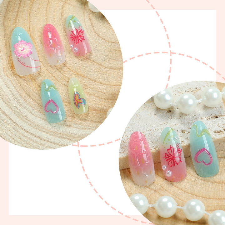 kreatives Kunstnagelset mit maritimen Motiven und funkelnden Akzenten Karnz
