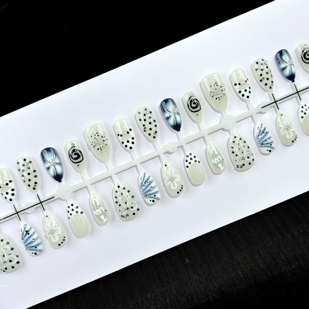 Elegantes Press-On-Nagelkunst-Set mit floralen und Schmuckdesigns