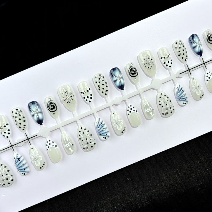 Elegantes Press-On-Nagelkunst-Set mit floralen und Schmuckdesigns