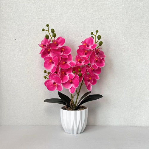 Dekoratives künstliches Orchideenarrangement für die Innendekoration zu Hause