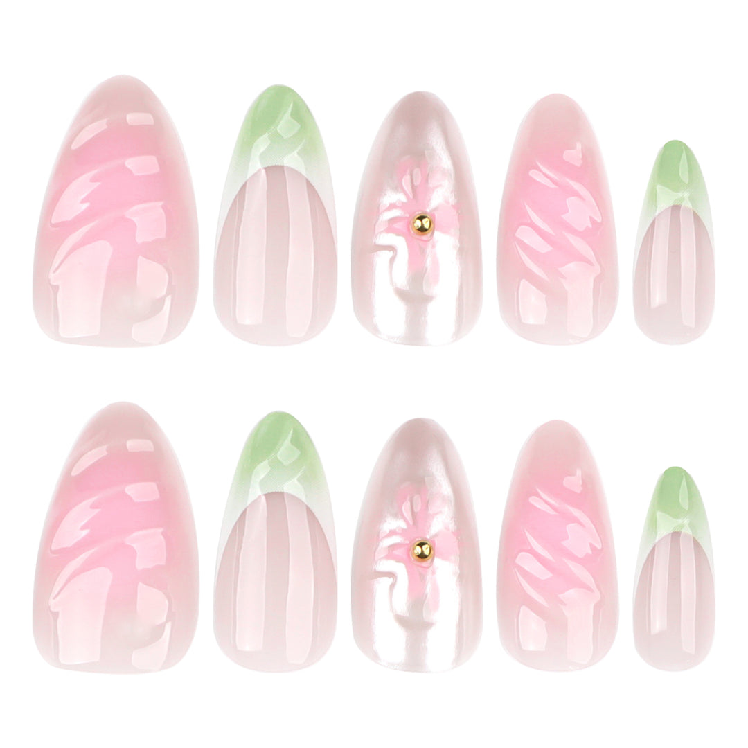 Kunstvolle Nagelverlängerungen mit floralem Design und glamourösen Akzenten Karnz