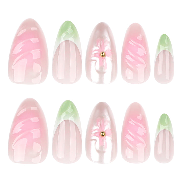 Kunstvolle Nagelverlängerungen mit floralem Design und glamourösen Akzenten Karnz