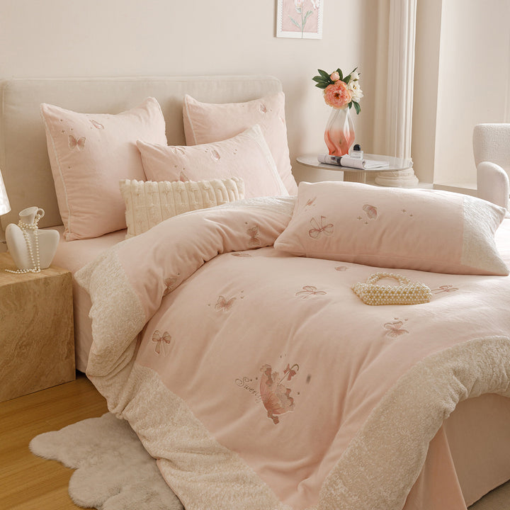 Kuschelige Bettwäschegarnitur mit bestickten Schmetterlingen und Teddy-Fleece-Besatz Karnz