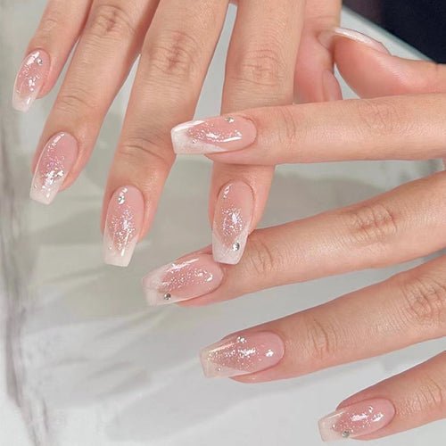 Elegante Kunstnägel mit Glitzer und romantischem French-Tip Karnz