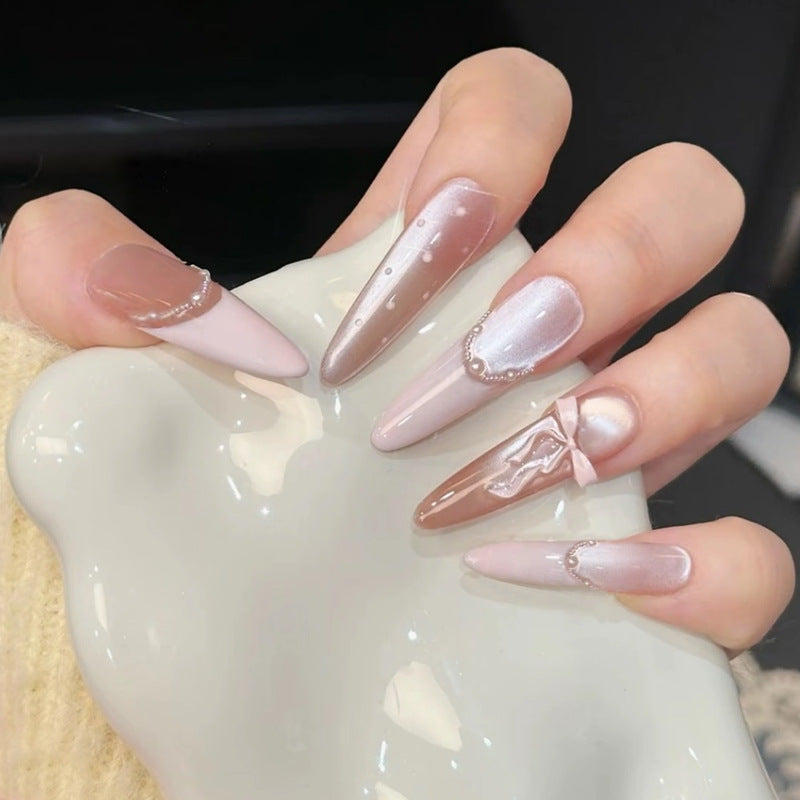 Kunstnagelset mit funkelnden Glitzer- und holografischen Akzenten Karnz