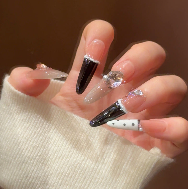 Künstlerische Stiletto Press-On Nagelkunst mit schimmernden Akzenten Karnz