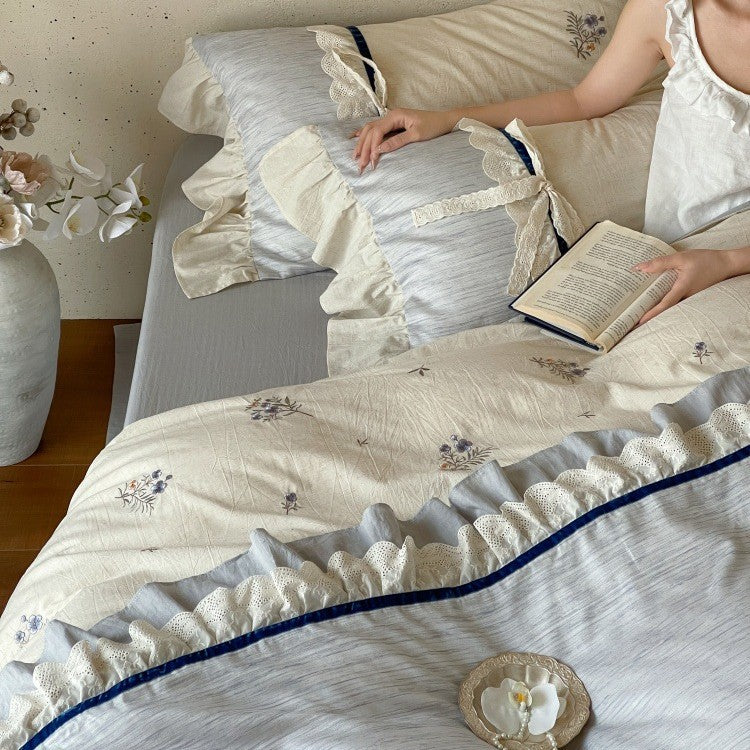 Romantisches Baumwollsatin-Bettwäsche-Set mit Rüschen, bestickten Blumenbouquets und Dekorrollen Karnz