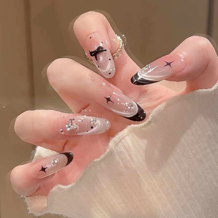 Kunstnagelset mit elegantem Schwarz-Weiß-Design und funkelnden Applikationen Karnz