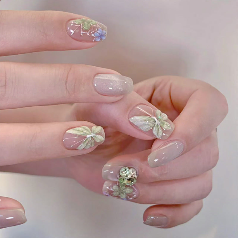 Elegante Nagelkunst mit floralen Akzenten Karnz