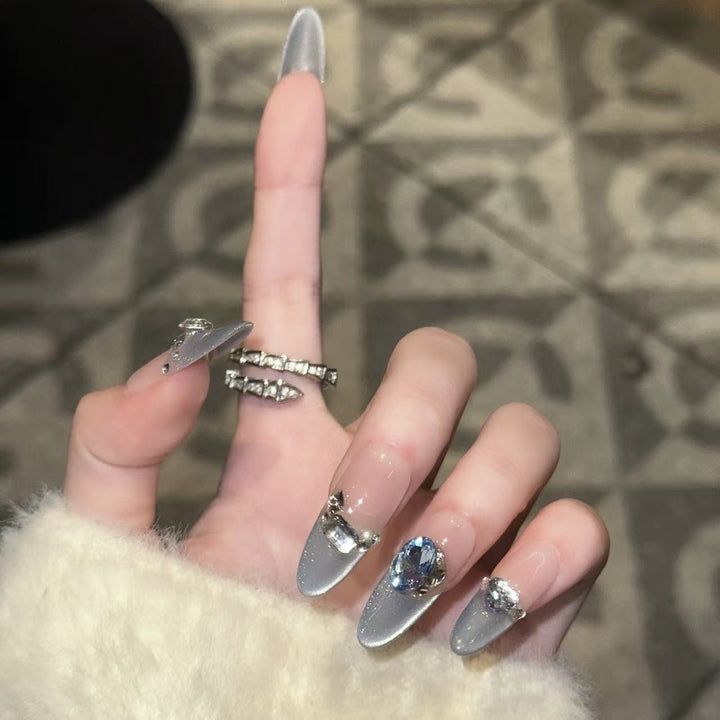 Dekorative Stiletto Press-On Nägel mit Kristallakzenten Karnz