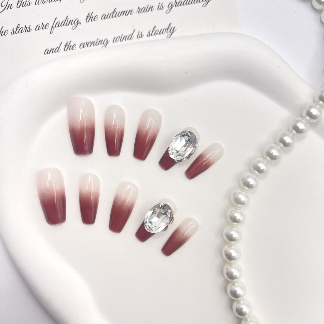 Elegantes Gradient Press-On Nagelkunstset mit Kristallen