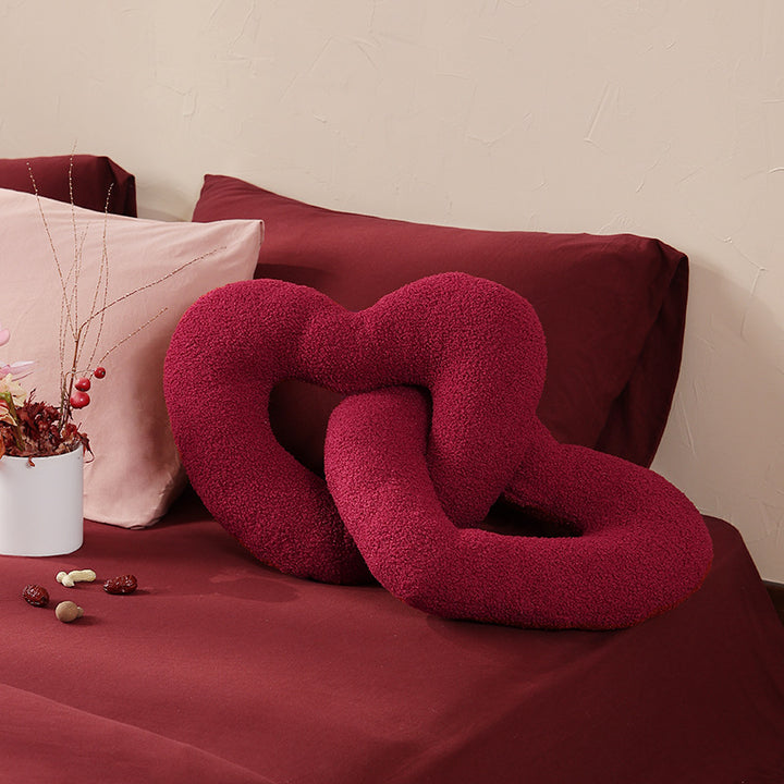 Doppelt verschlungenes Herz-Kuschelkissen mit Bouclé-Plüschbezug Karnz