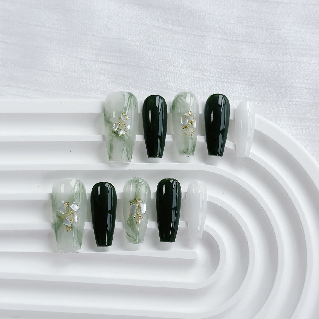 Künstlerisches Press-On Nagelkunstset mit Herz- und himmlischen Designs