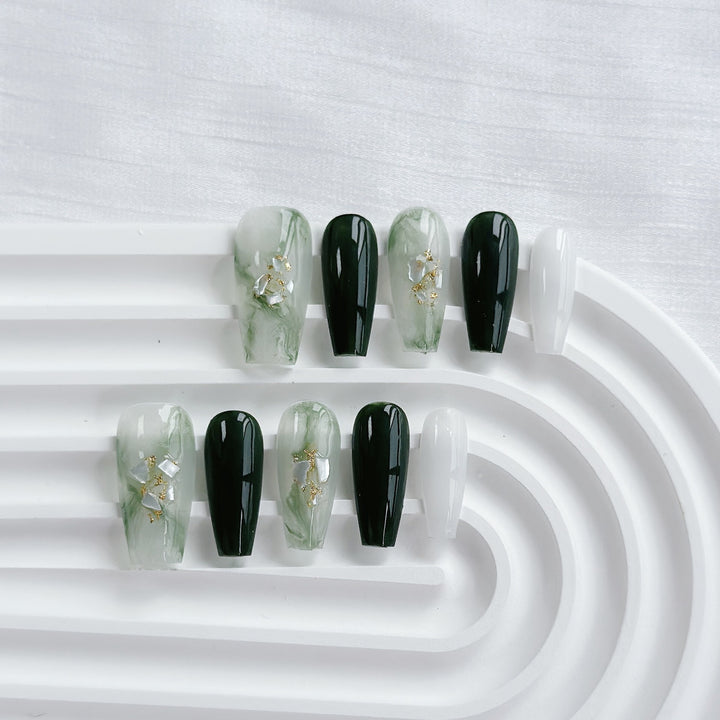 Künstlerisches Press-On Nagelkunstset mit Herz- und himmlischen Designs