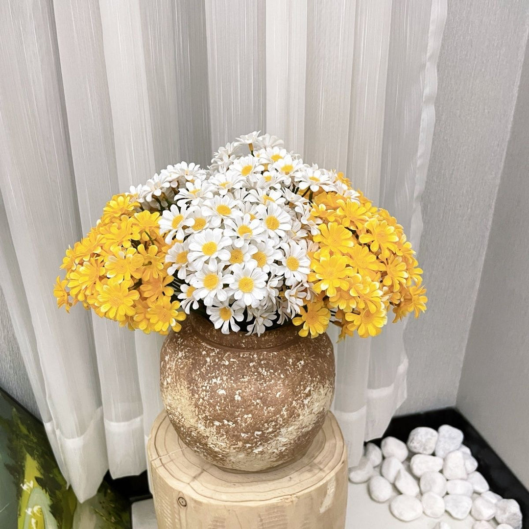 Dekorative Gänseblümchen-Blumenanordnung