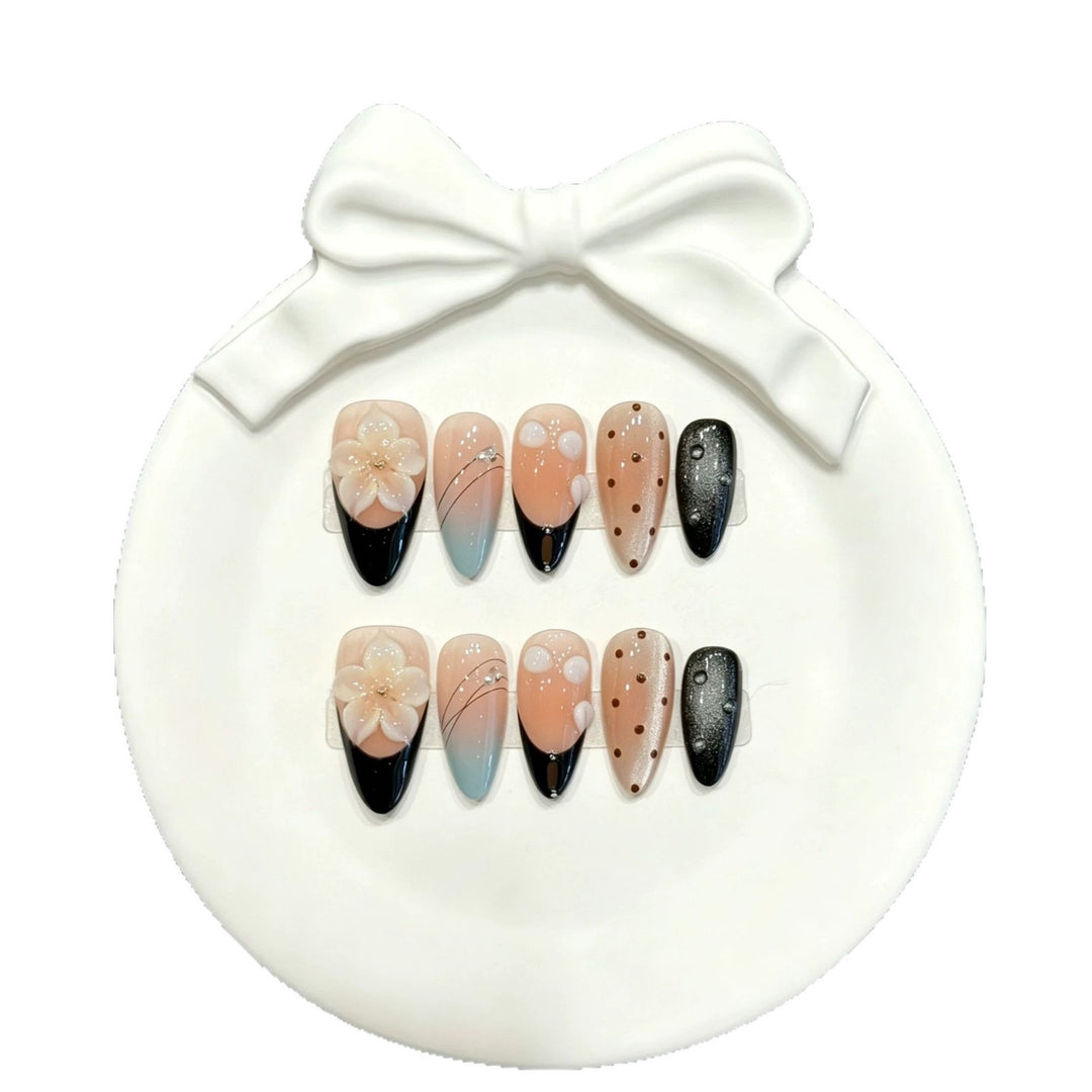 Elegantes Press-On-Nagelkunst-Set mit floralen und abstrakten Designs