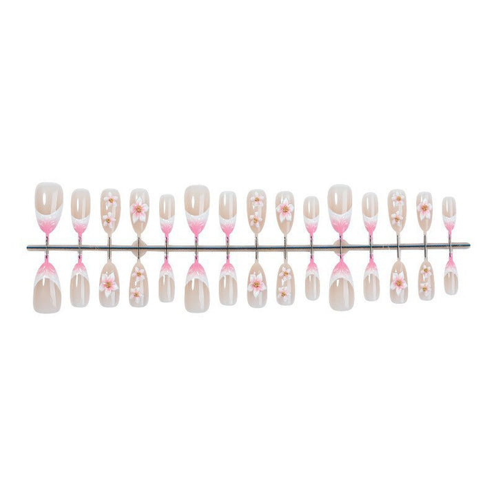 Kunstvolle Nageldesigns mit floralen Akzenten Karnz