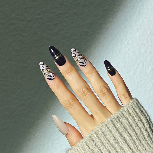 Künstlerisches Stiletto Press-On Nagelset Karnz