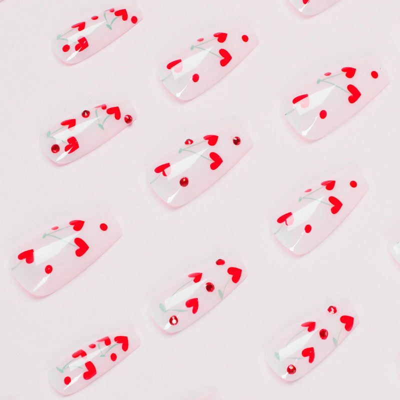 Künstliche Nagelkunst mit romantischem Herzdesign Karnz
