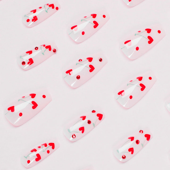 Künstliche Nagelkunst mit romantischem Herzdesign Karnz