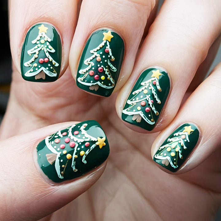 Festliche Kunstnägel mit Weihnachtsbaum-Motiv Karnz