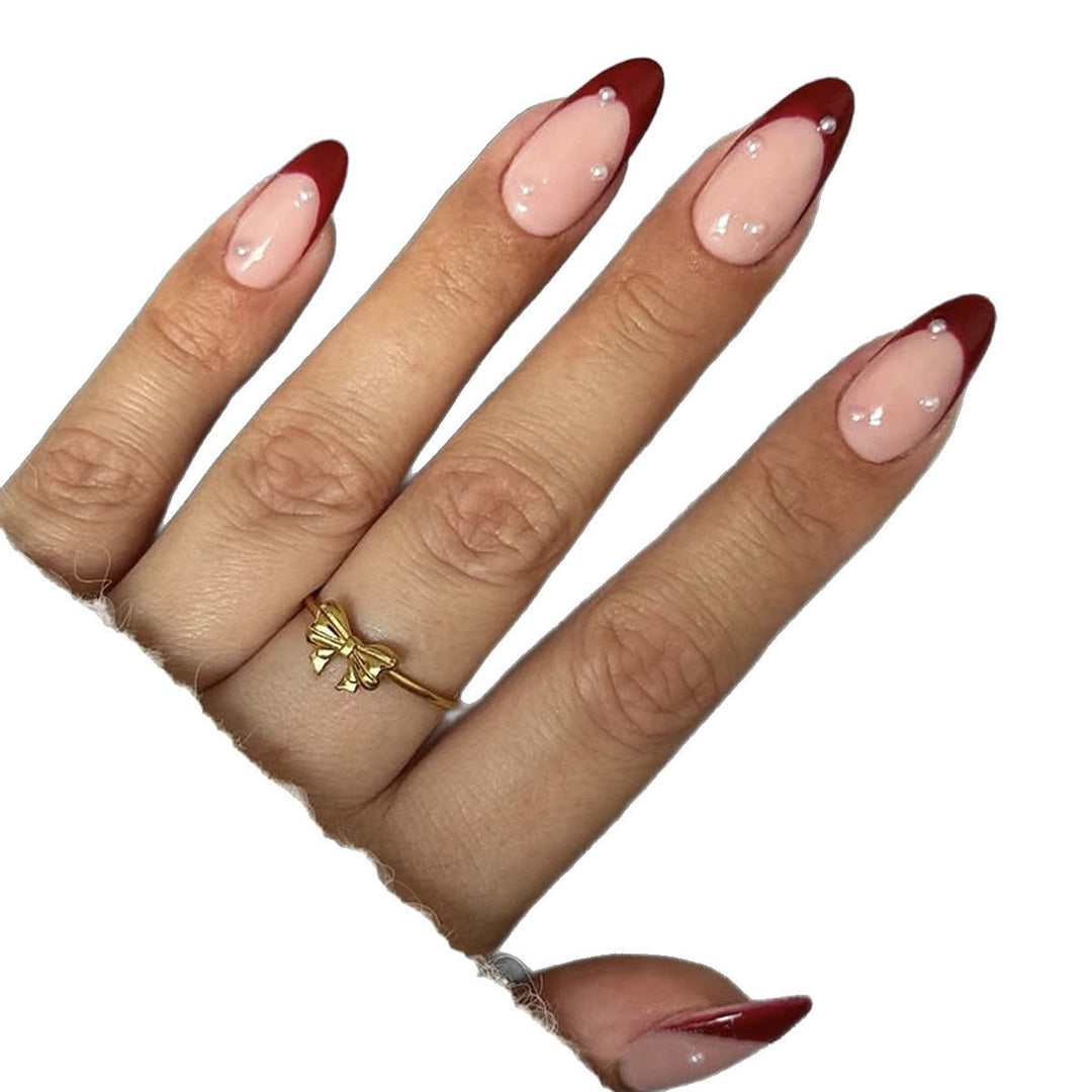 Kunstnagelset mit glamourösen Akzenten und eleganten Spitzen Karnz