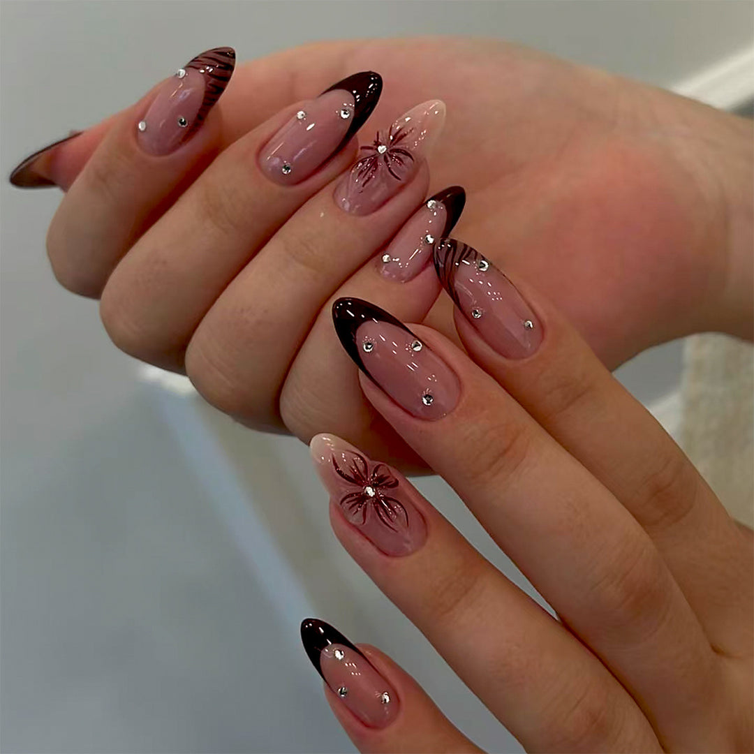 Kunstfingernägel mit Elegantem Blüten-Design und Glitzerakzenten Karnz
