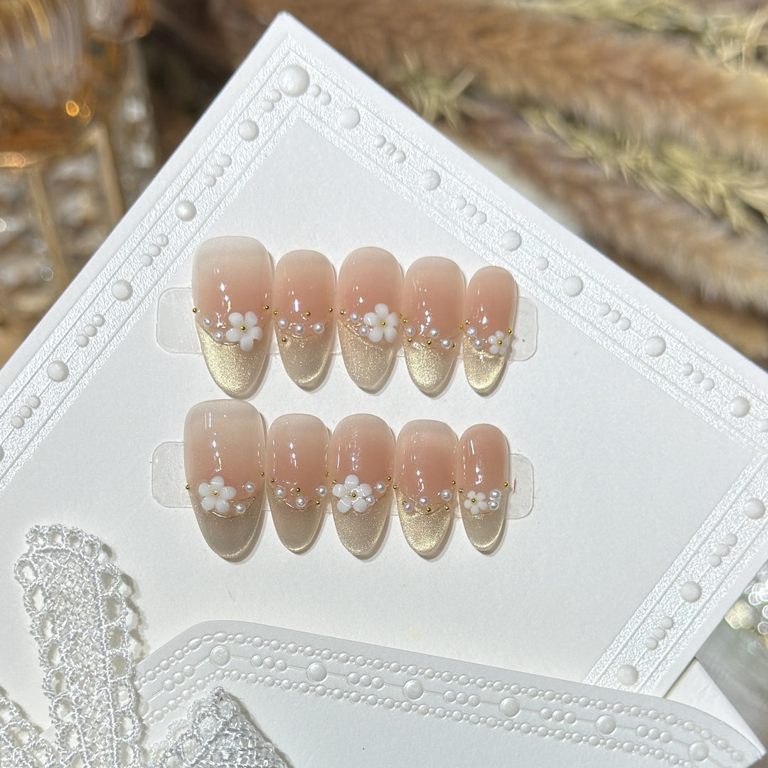 Dekoratives Press-On Nagelkunstset mit floralen Akzenten Karnz