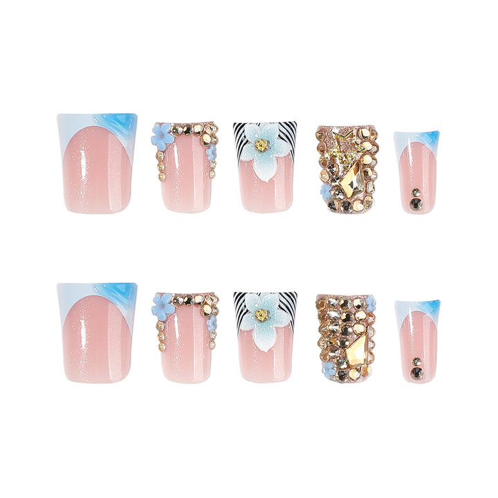 Kunstvolle Nagelverlängerungen mit Floral-Design und Glitzer Karnz