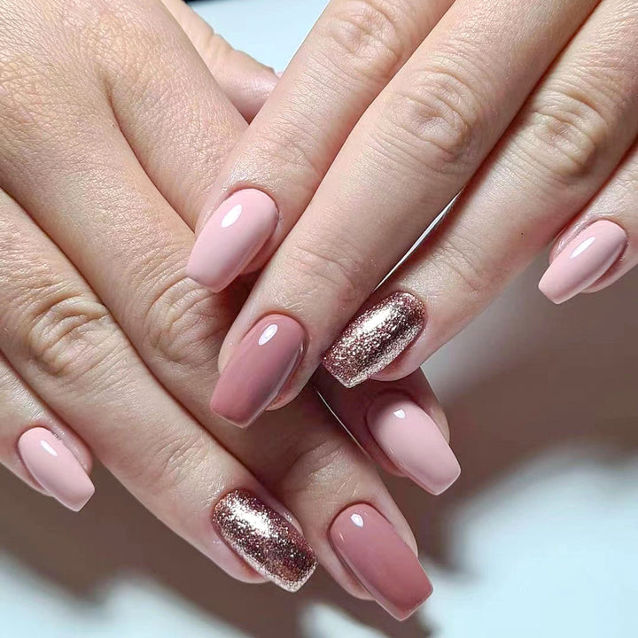 Nagelverlängerungen mit schimmernden Akzenten Karnz