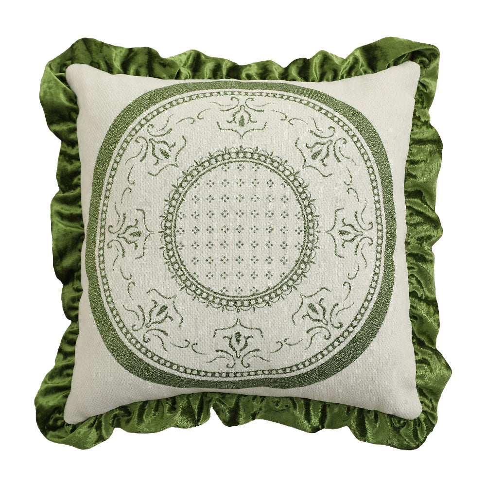 Quadratisches Dekokissen im Barockstil mit Samt-Rüsche und Putto-Jacquard