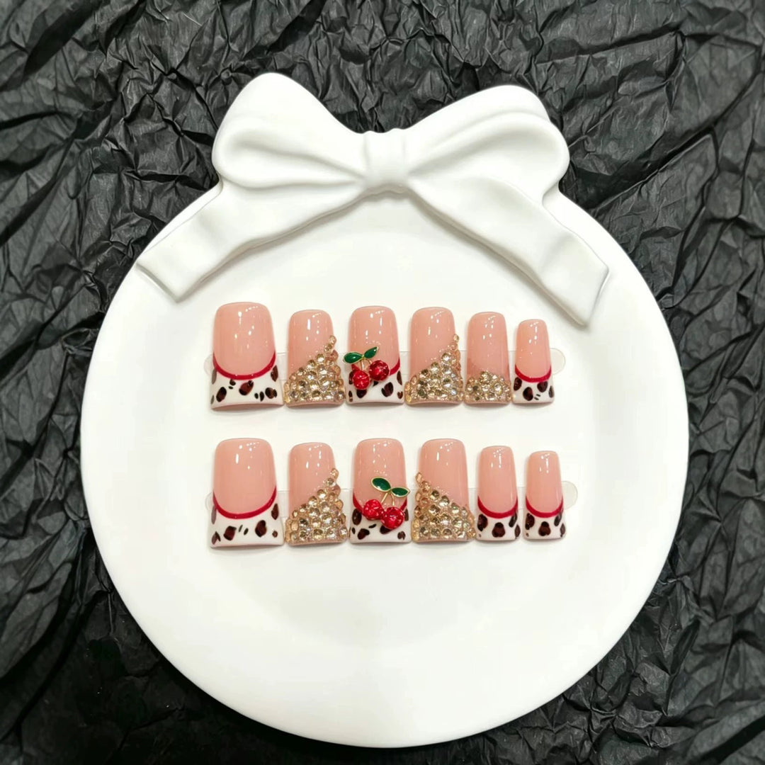 Dekorativer Press-On Nagelkunst-Set mit glamourösen Strasssteinen und Kirschakzenten