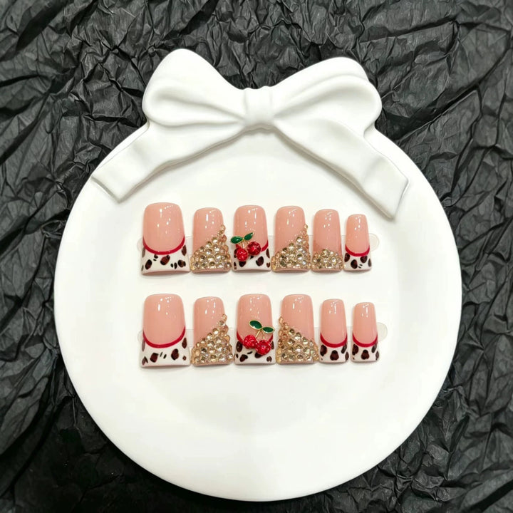 Dekorativer Press-On Nagelkunst-Set mit glamourösen Strasssteinen und Kirschakzenten