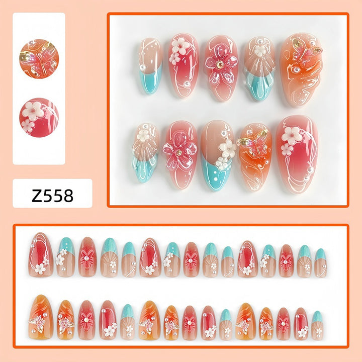 Kunstnagelset mit floralen Akzenten und glitzernden 3D-Applikationen Karnz