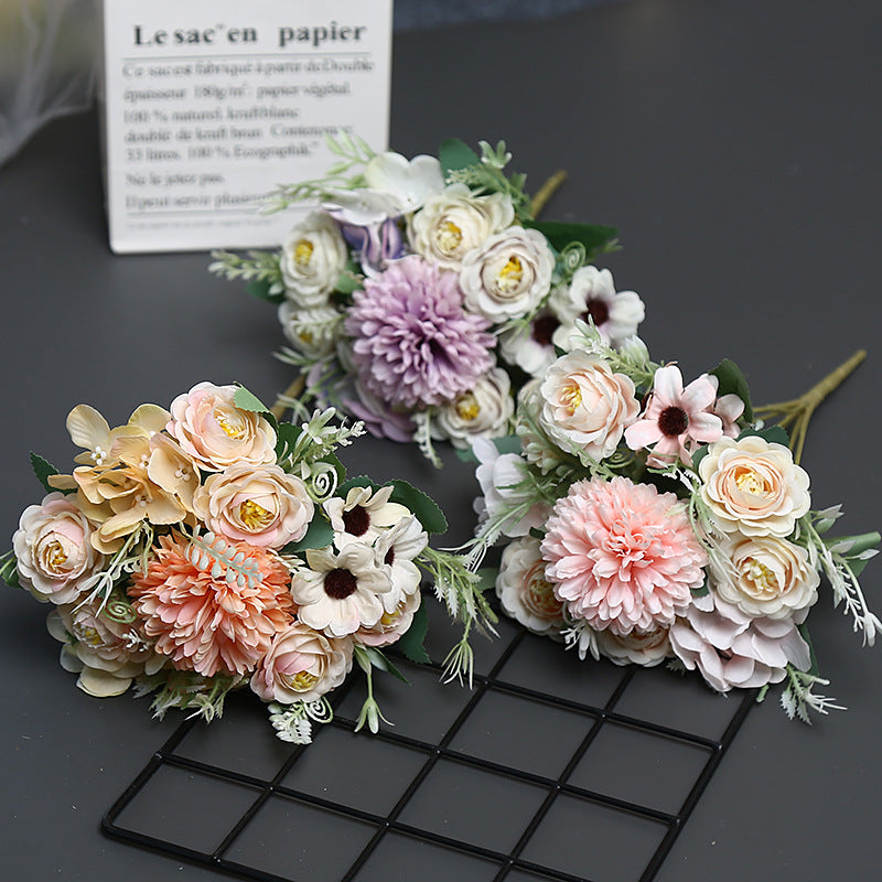 Lebensechtes Blumenstrauß-Arrangement