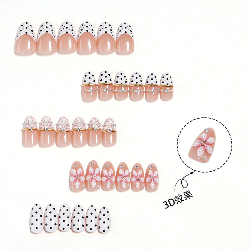 Kunstnagelset mit eleganten Blüten- und Punktenmustern Karnz
