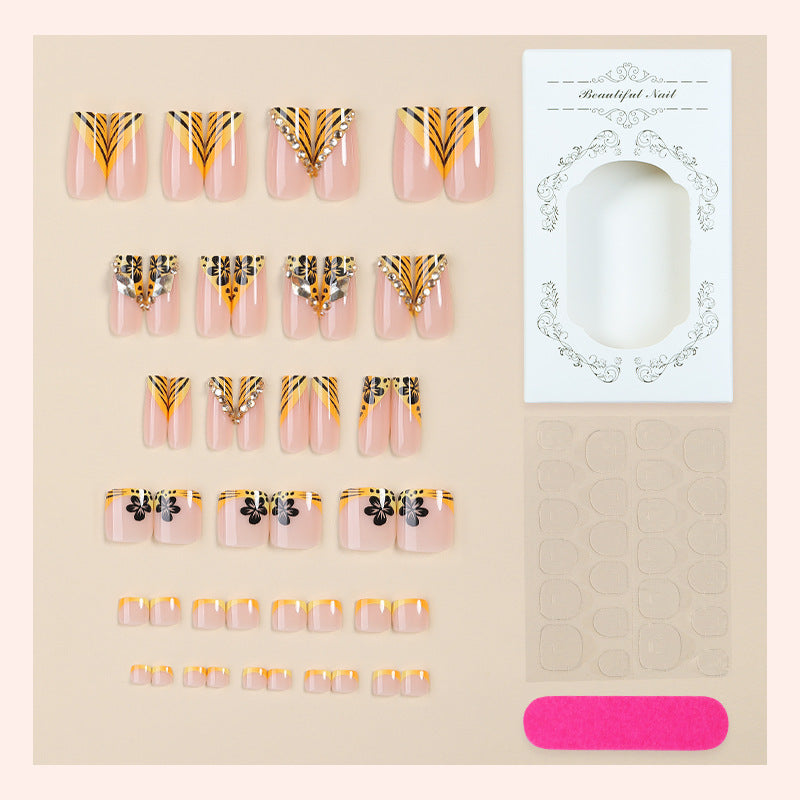 Künstlerisches Premium Press-On Nagelset mit Blumen- und Schmuckakzenten Karnz