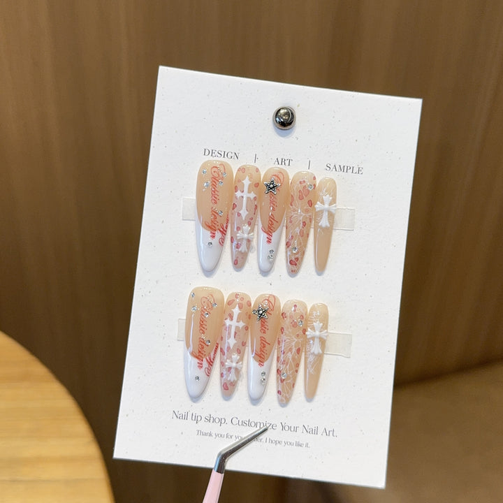 Kunstnägel mit Künstlerischem Design und Glamour-Akzenten Karnz