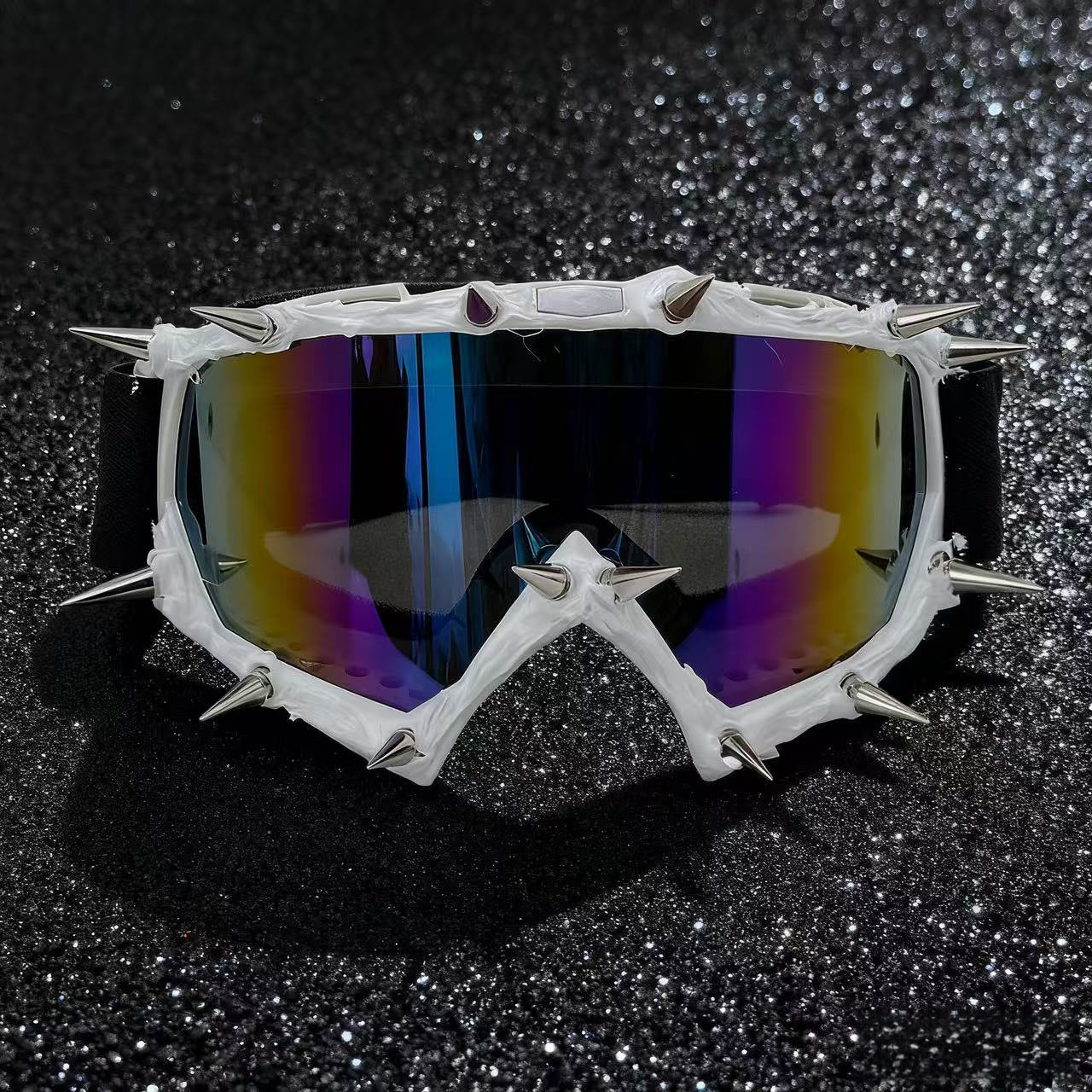 Damen sportliche Skibrille mit spitzen Akzenten Karnz