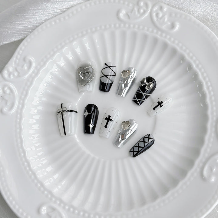 Künstlerisches Press-On-Nagelset mit einzigartigem gotischem und dekorativem Design
