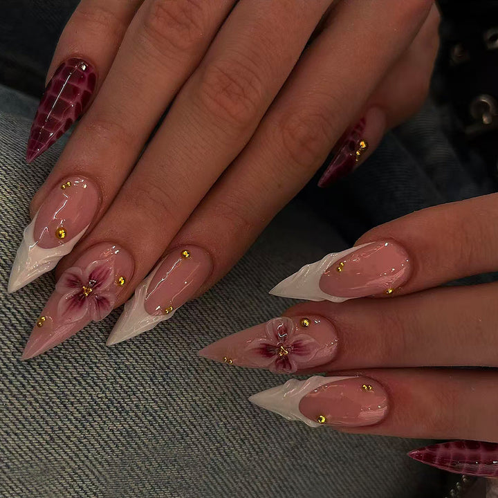 Kunstfingernägel Im Eleganten Modernen Stiletto-Stil mit Floralem Design und Goldenen Akzenten Karnz