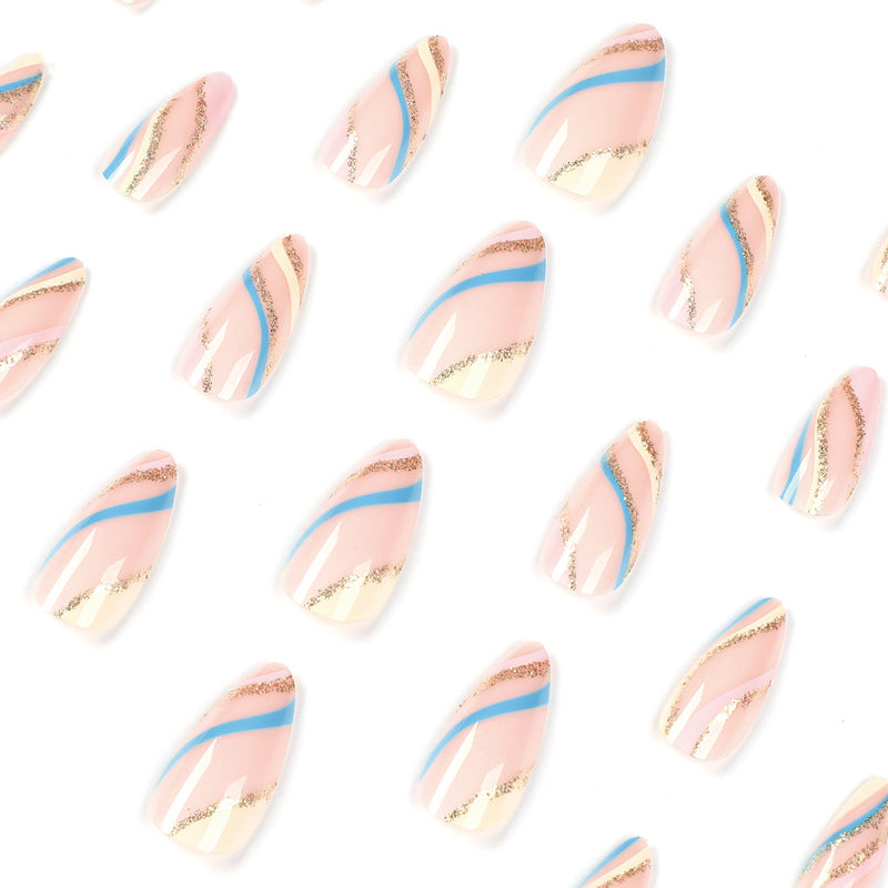 Kunstvolle Nailart mit metallic Akzenten und abstrakten Designs Karnz