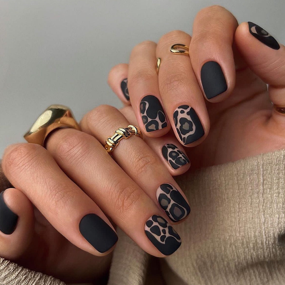 Künstlerisches Press-On Nagelset mit eleganten Designelementen Karnz