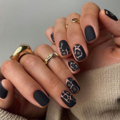 Künstlerisches Press-On Nagelset mit eleganten Designelementen Karnz