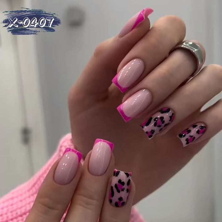 Künstlerischer Leopard und französische Spitzen-Nagelkunst